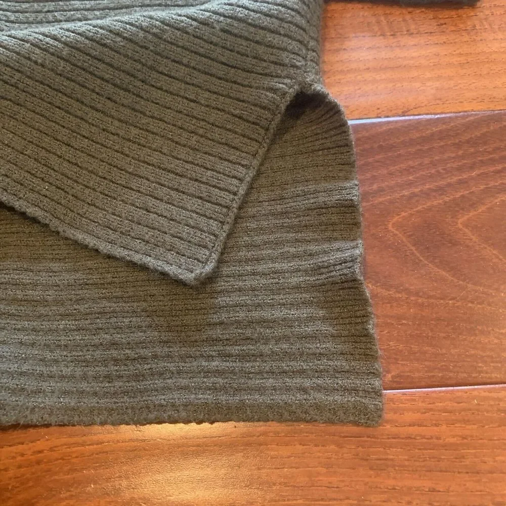 Adrianna Papell Sweater Size M Lightweight Pullover Olive Green Boxy V-Neck